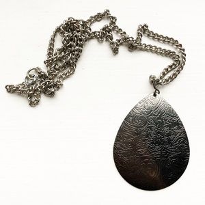 Chic gunmetal floral teardrop pendant necklace